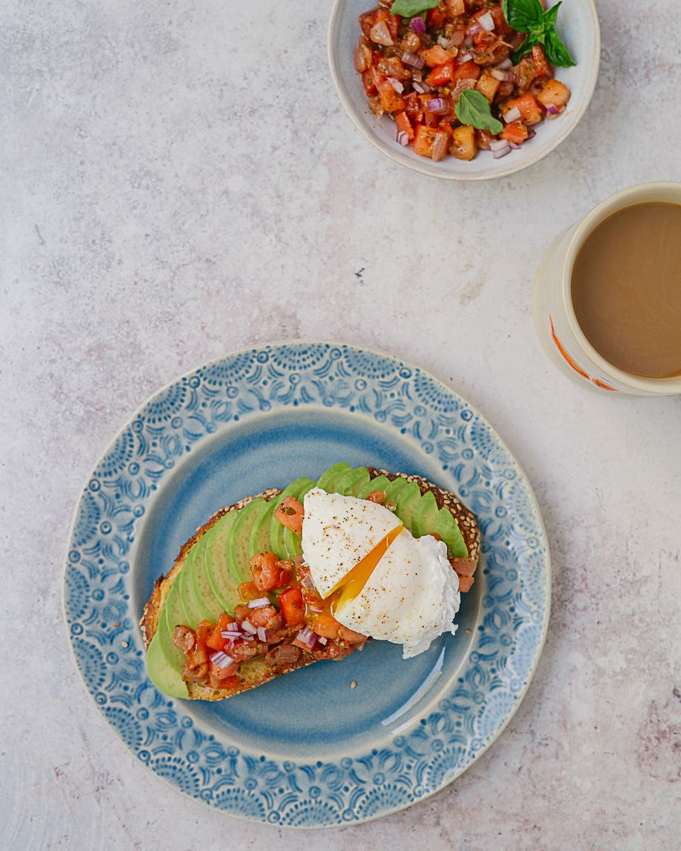 Toast à l’avocat bruschetta et œuf poché déjeuner rapide
