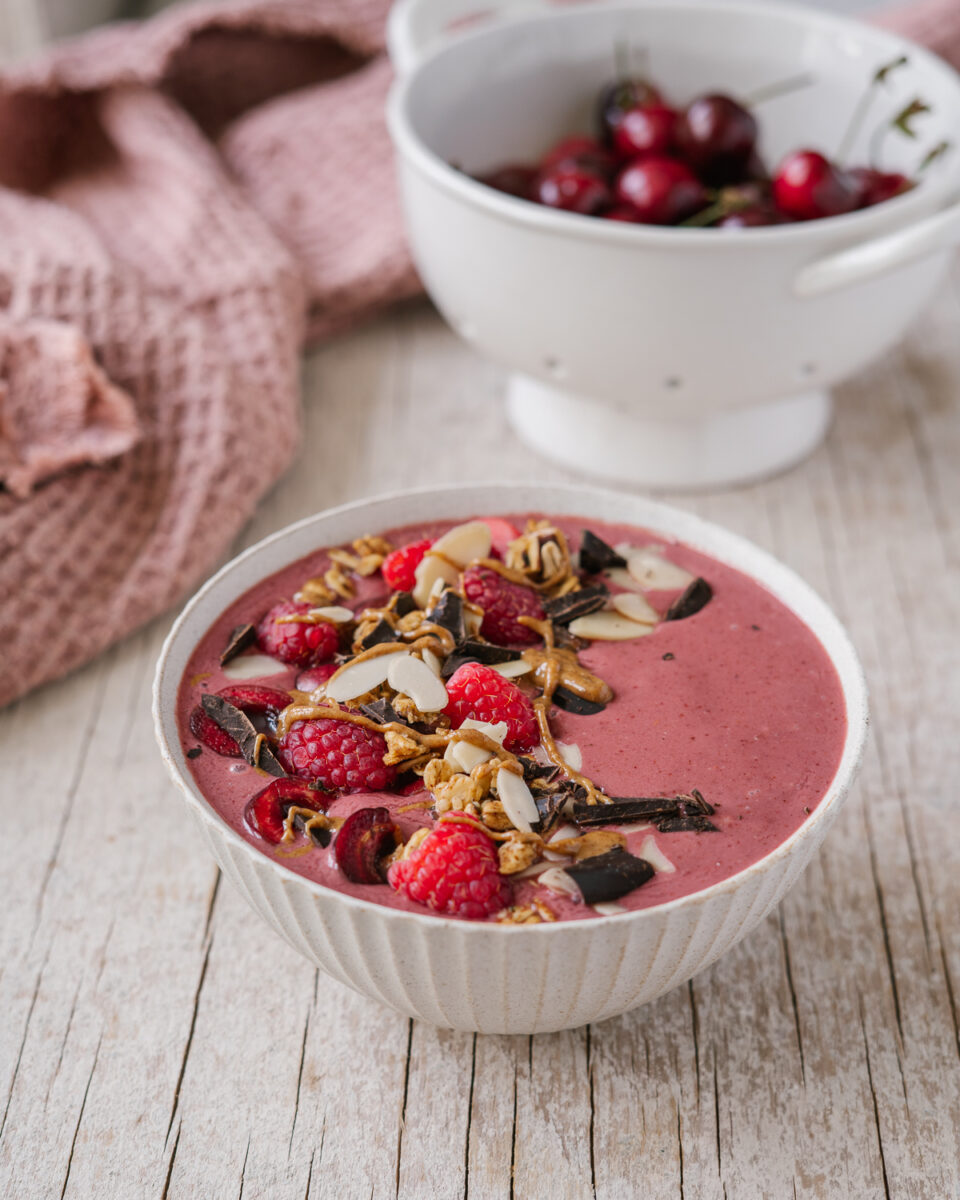 bol smoothie cerises amandes déjeuner santé
