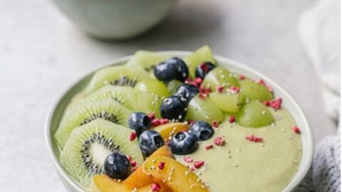bol smoothie pêche matcha déjeuner rapide
