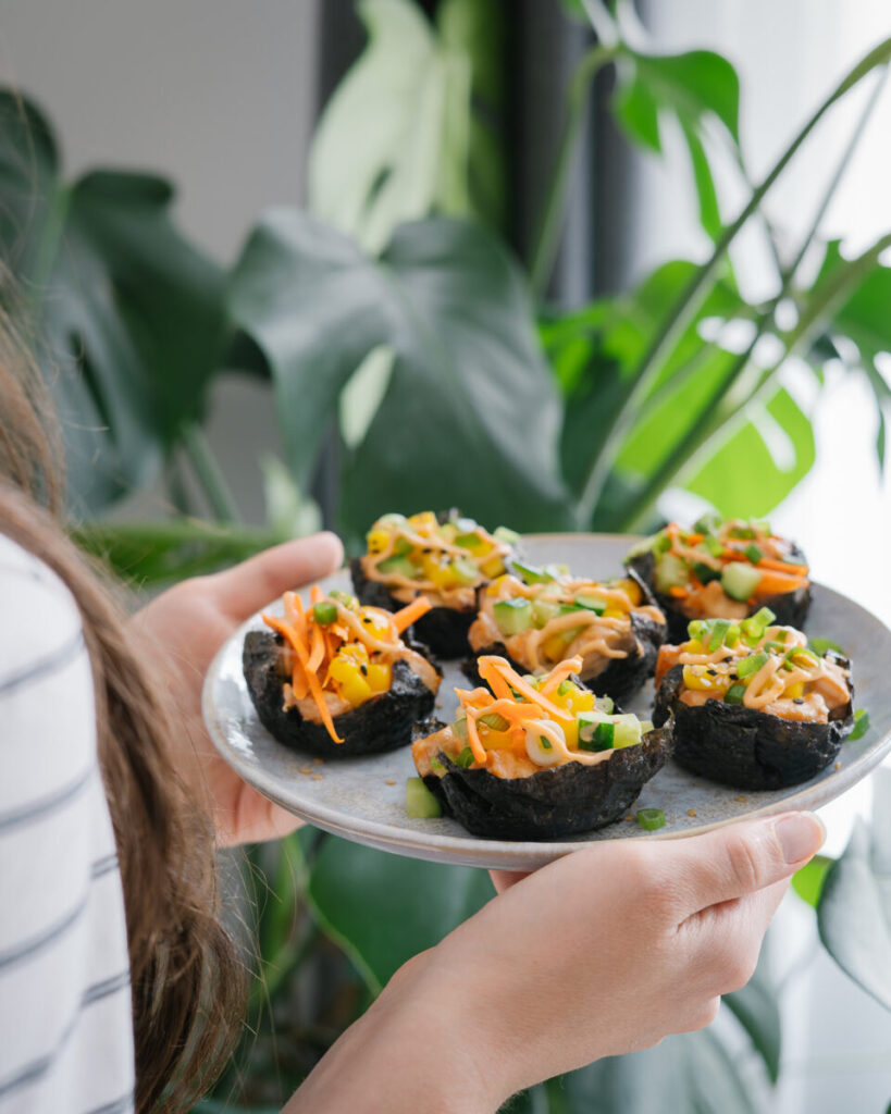 bouchées de sushi style sushi bake bouchées dans moule à muffin facile pour apéro ou potluck fait par nutritionniste 