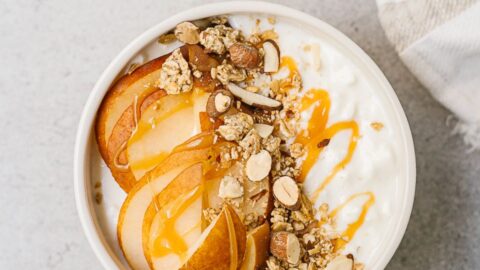 Bol de fromage cottage poires caramel déjeuner rapide