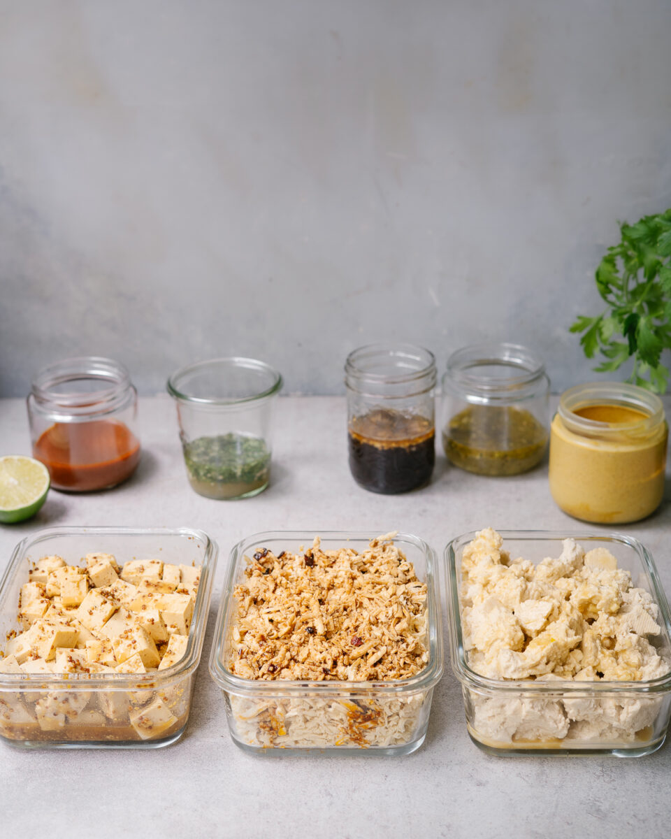 8 marinades pour le tofu en cubes, râpé ou émietté.