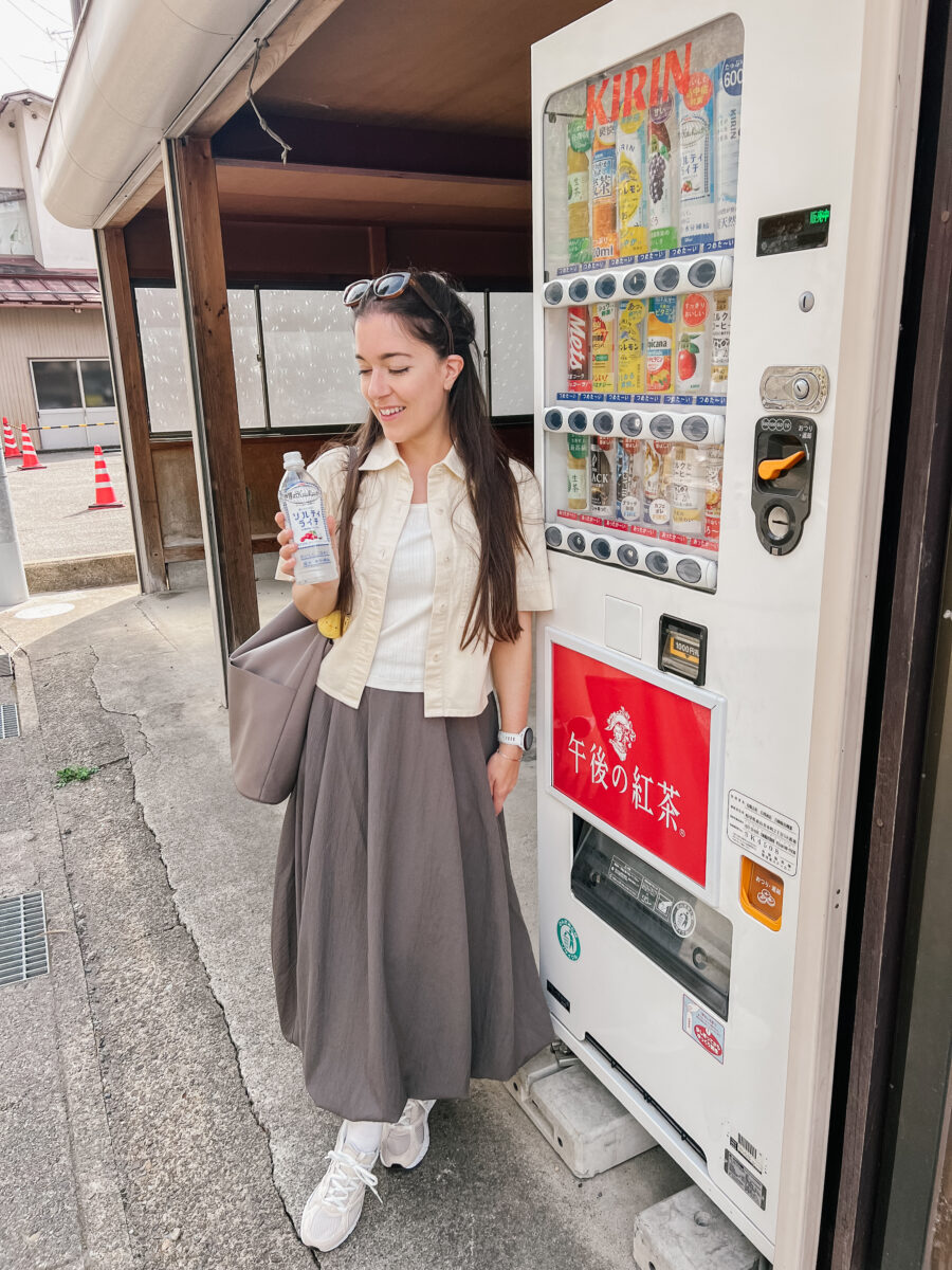 Marie-Eve Caplette boit une boisson sportive au litchi au Japon