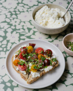 toasts fromage cottage maison tomates fines herbes