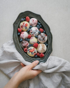 bouchées glacées au yogourt et chocolat avec petits fruits de saison dessert d'été