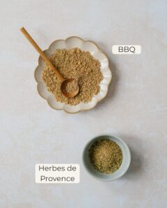 mélanges d'épices pour le porc et le poulet dans des pots prêts à utiliser