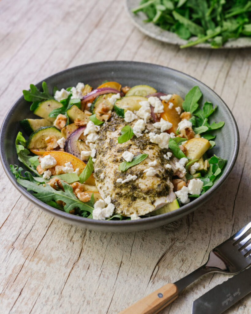 poulet au pesto sur la plaque avec courgettes et pêches grillées, servies dans un bol avec feta. recette de semaine facile sur la plaque récoltes produits du Québec légumes de saison