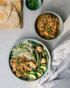 poulet au beurre à la mijoteuse bol repas avec riz, courgettes et pain naan repas équilibré de nutritionniste