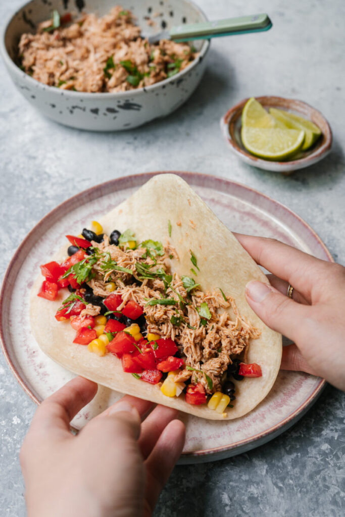 wrap au poulet effiloché à la mijoteuse en sandwich avec garnitures pour un lunch rapide