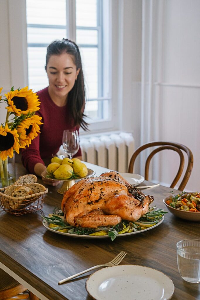 dinde entière servie sur la table avec poires guide facile nutritionniste