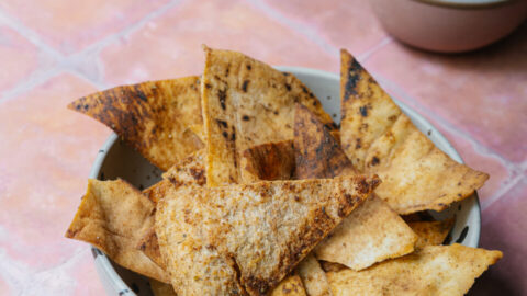 chips de pita maison au air fryer léger dans un bol créé par nutritionniste santé