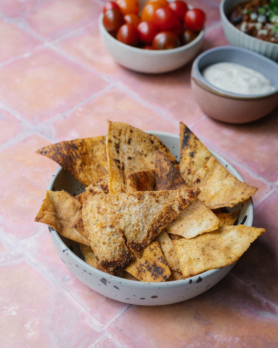 chips de pita maison au air fryer léger dans un bol créé par nutritionniste santé