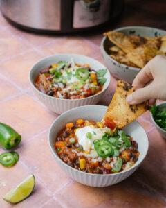 chili à la mijoteuse servi avec chips de pita maison