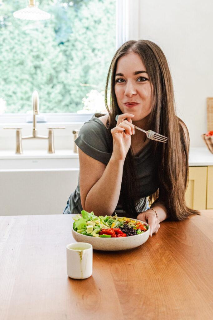 Marie-Eve Caplette nutritionniste mange une salade