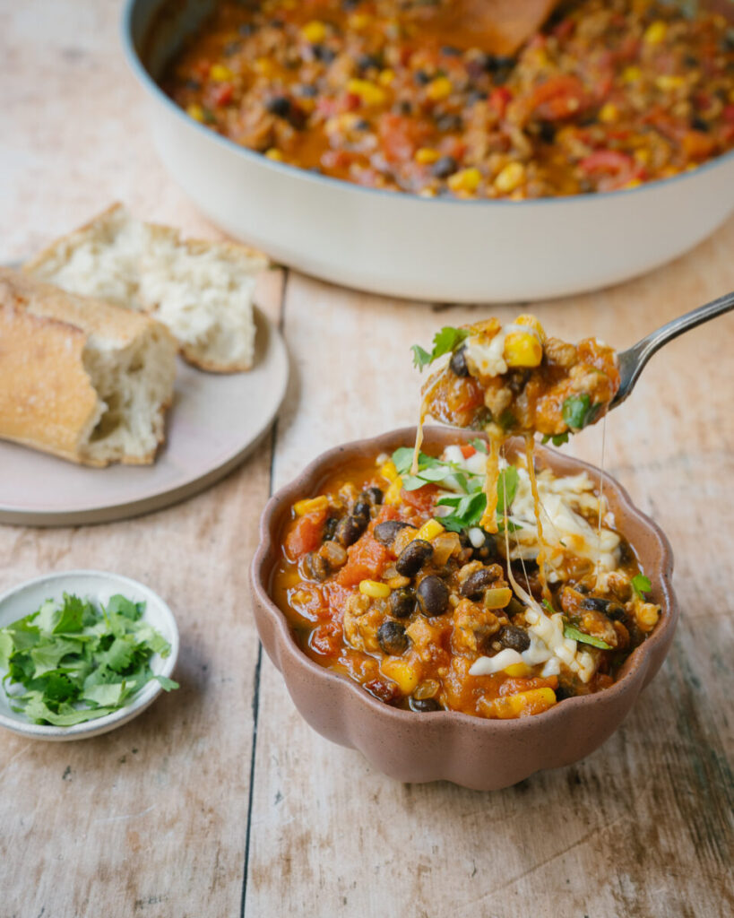 chili à la dinde et à la courge avec fromage gratiné qui s'étire souper réconfortant facile a base de légumineuses