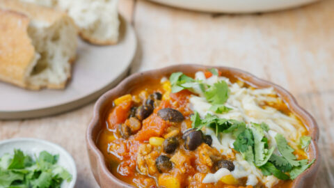 chili a la dinde et a la courge dans un bol avec fromage recette réconfort rapide santé