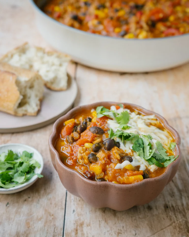 chili a la dinde et a la courge dans un bol avec fromage recette réconfort rapide santé