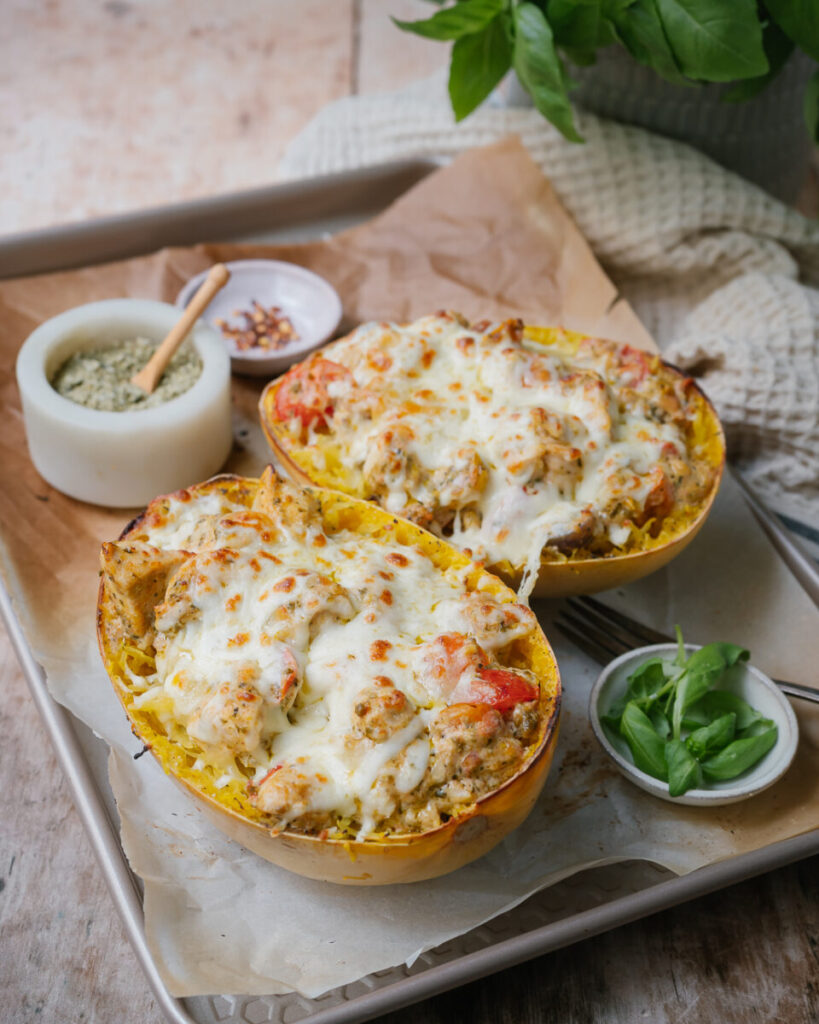 courge spaghetti farcie au poulet et pesto sur une plaque repas de semaine de nutritionniste 