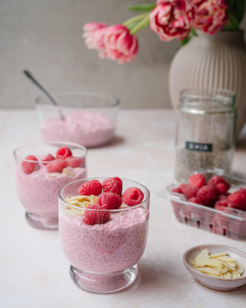 Pouding de chia aux framboises et yogourt grec garni de framboises et d'amandes