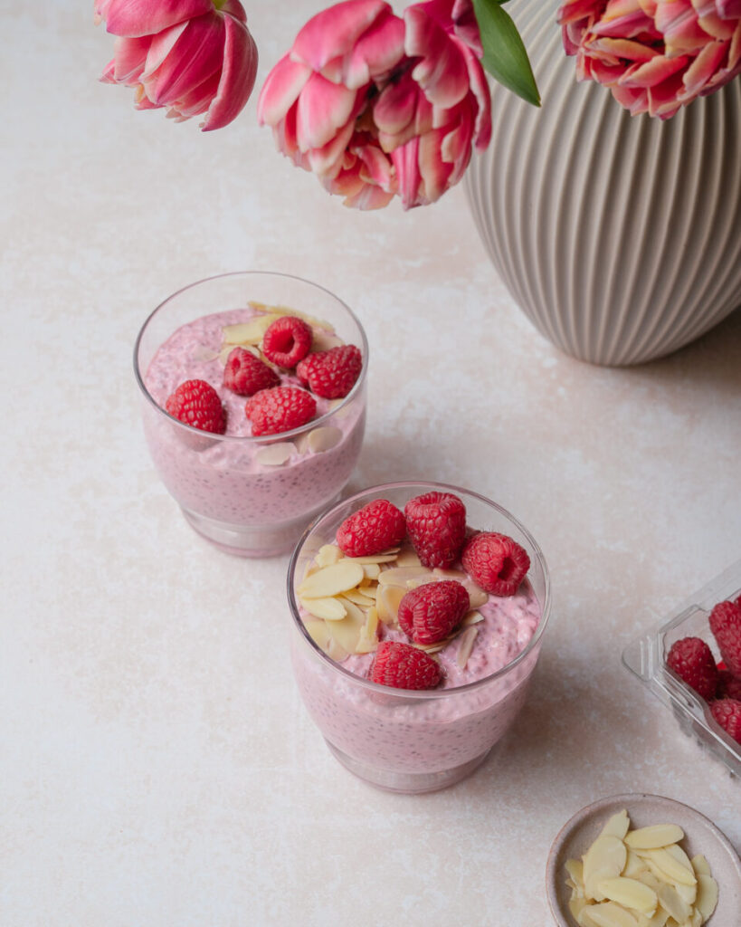 pouding de chia aux framboises déjeuner et collation protéiné facile et rapide a faire vue de haut dans plats individuels garni de framboises